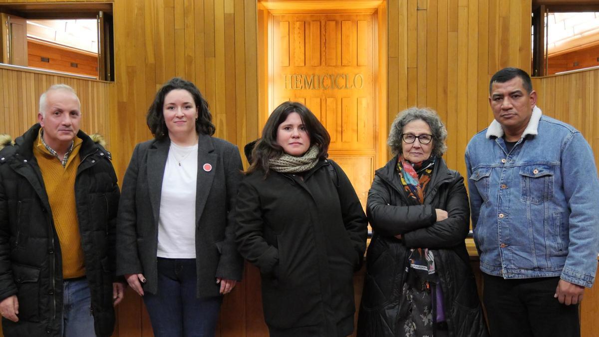 La Anpa del CEIP Monte dos Postes Santiago con Saleta Chao (2ª, izq.) en el Parlamento de Galicia