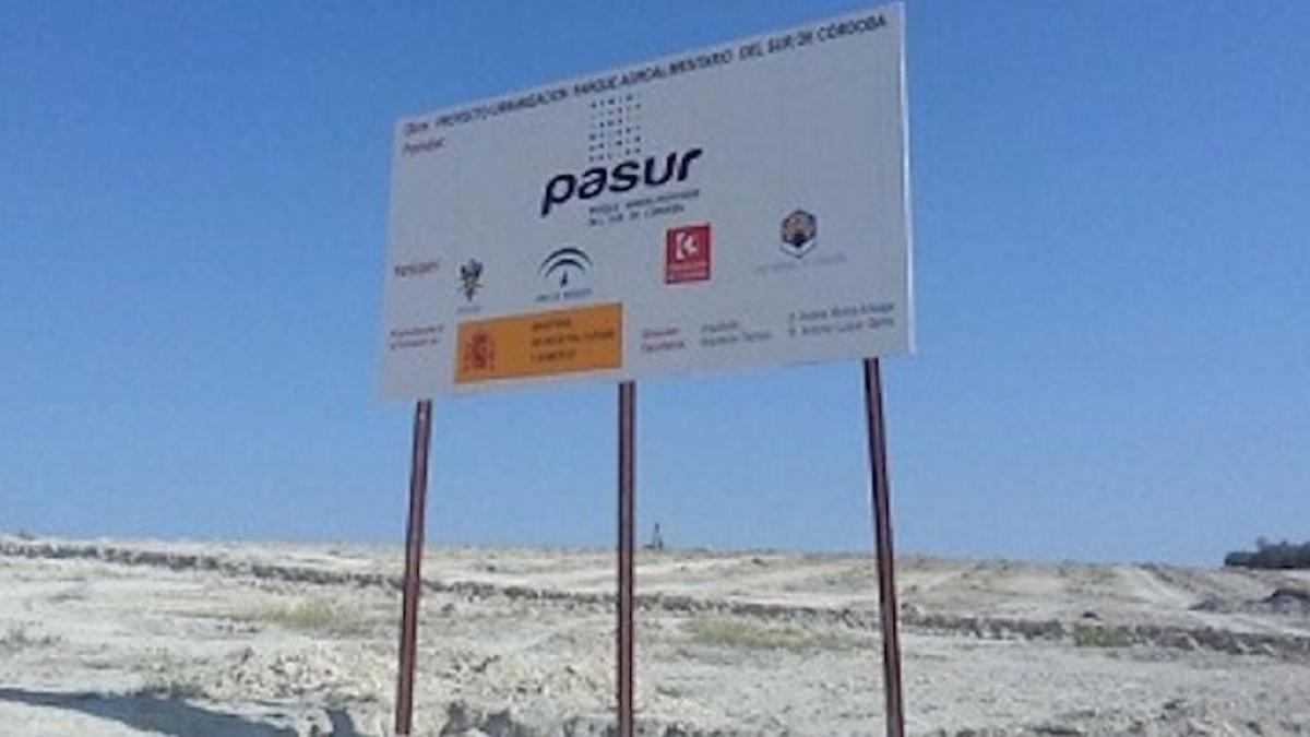 Cartel situado en los terrenos destinados al Parque Agroalimentario de Aguilar de la Frontera.