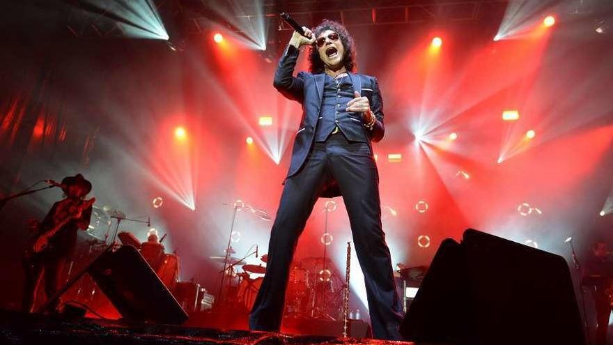 Bunbury, durante su actuación en la plaza de España. // Gustavo Santos