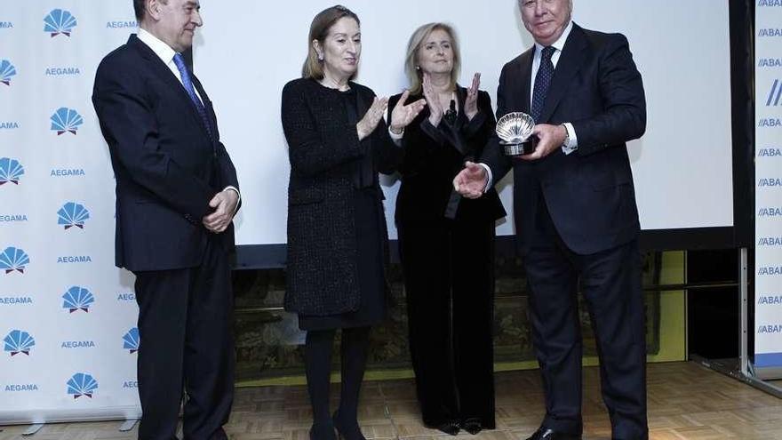 González Soler recibe el Premio al Gallego del Año en 2016, en Madrid.