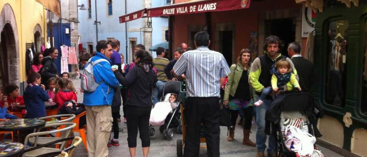 Ambiente en una calle de Llanes.