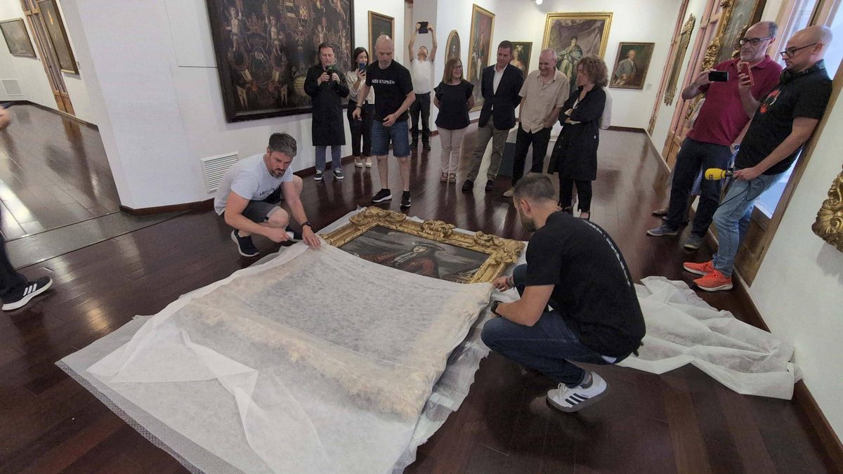 Los tecnicos desembalan el cuadro en el Museu de Belles Arts de Xàtiva, este jueves tras su restauración.