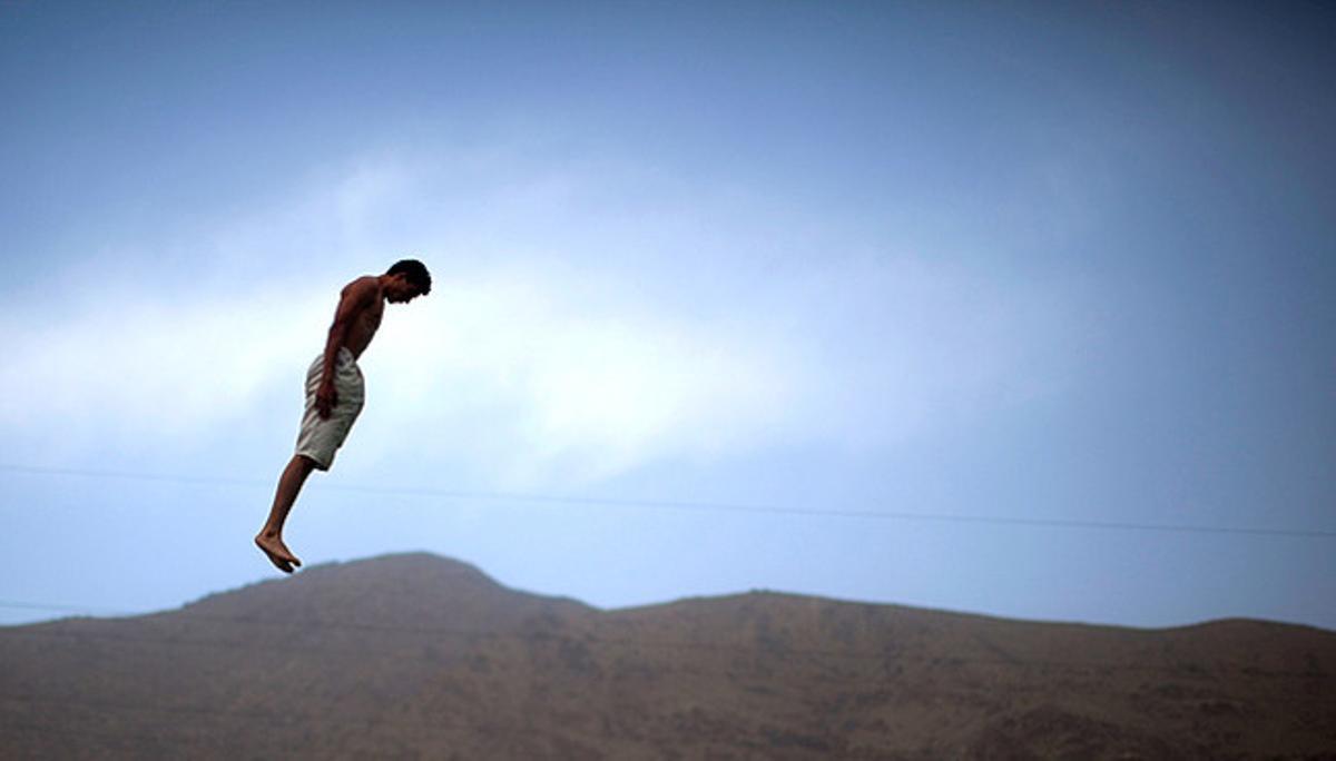 Un home salta a una piscina a Kabul (Afganistan).