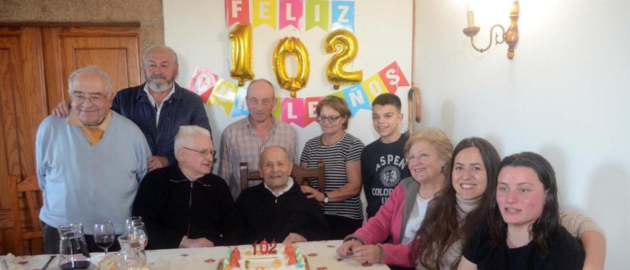 Dositeo Valiñas, rodeado de amigos y familiares.