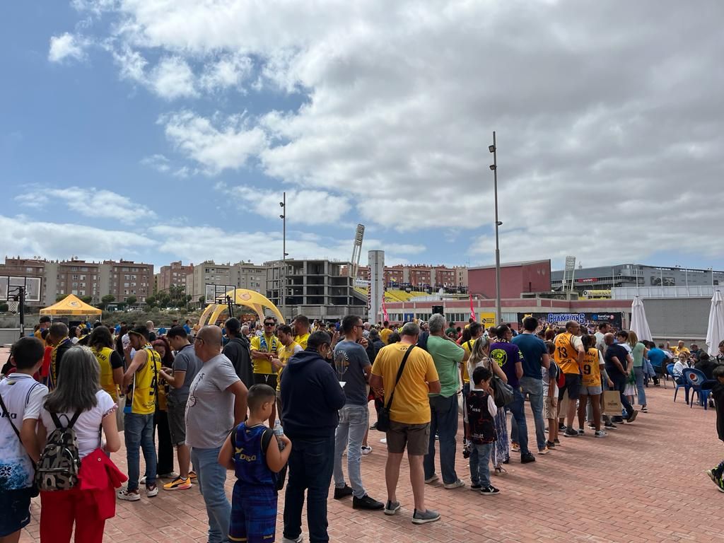 La afición del Gran Canaria hace cola para fotografiarse con la Copa de Europa