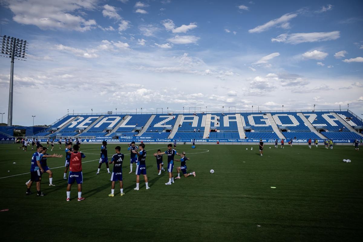 Calentamiento antes del Real Zaragoza frente a la Real Sociedad B en el Trofeo Carlos Lapetra Calentamiento antes del Real Zaragoza frente a la Real Sociedad B en el Trofeo Carlos Lapetra