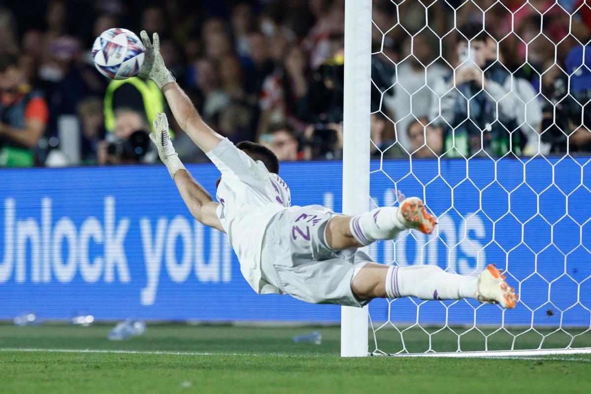 Vuelo de Unai Simón durante la tanda de penaltis para darle el título a España.