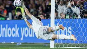 Vuelo de Unai Simón durante la tanda de penaltis para darle el título a España.