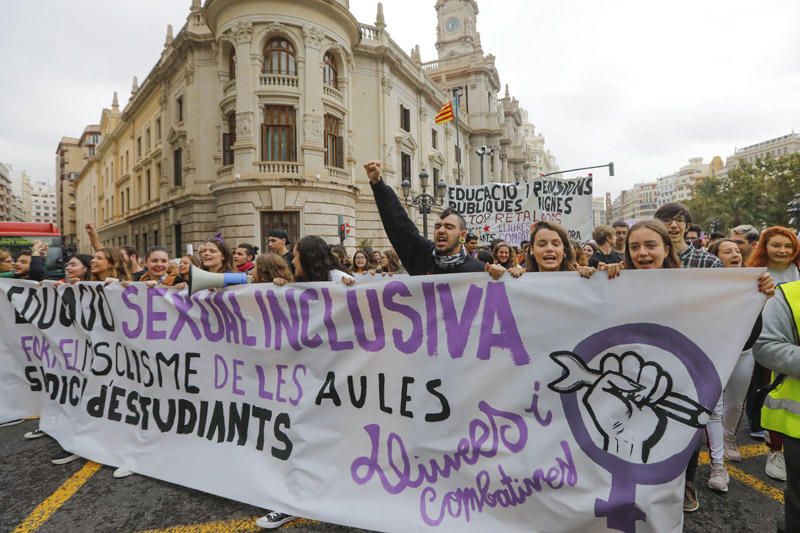 Estudiantes protestan en València contra el machismo en las aulas