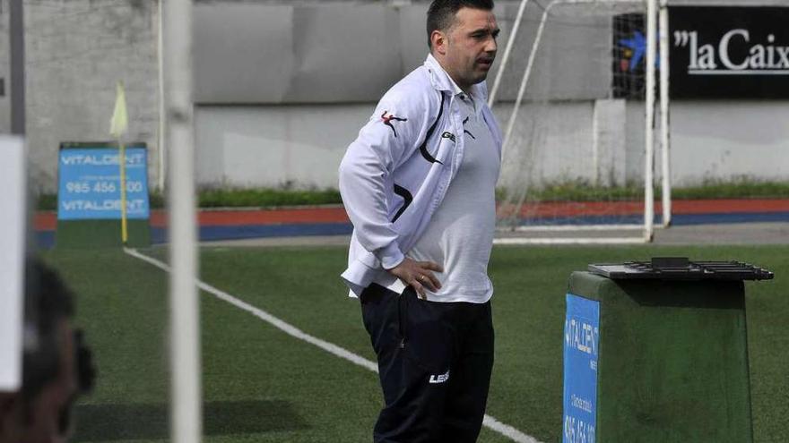 Jonathan García, técnico del Atlético Lugones.