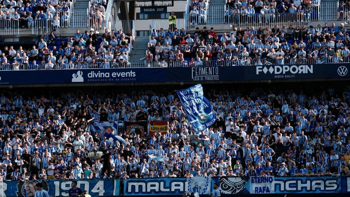 Aficionados del Málaga CF durante el partido frente al Córdoba.