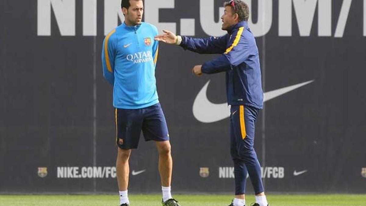 Sergio Busquets y Luis Enrique Martínez charlan durante un entrenamiento del FC Barcelona en la temporada 2015/16