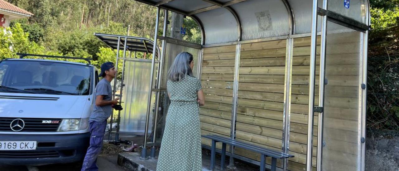 La alcaldesa, supervisando ayer los trabajos con un operario.   | // G.N.