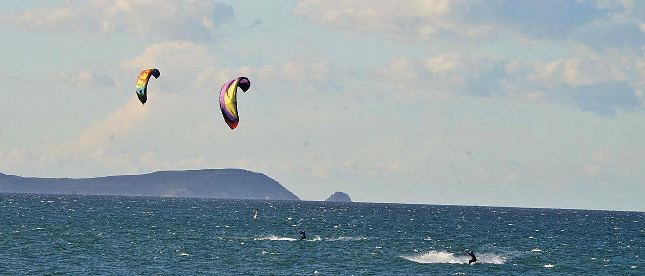 Practicantes de Kite, con Ons en el horizonte.