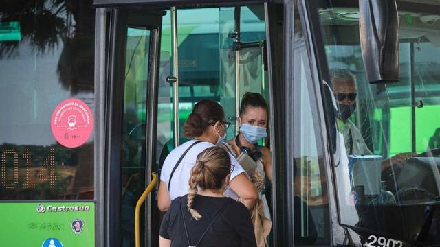 Usuarios a punto de subirse a la guagua en el Intercambiador de Transportes de Santa Cruz.