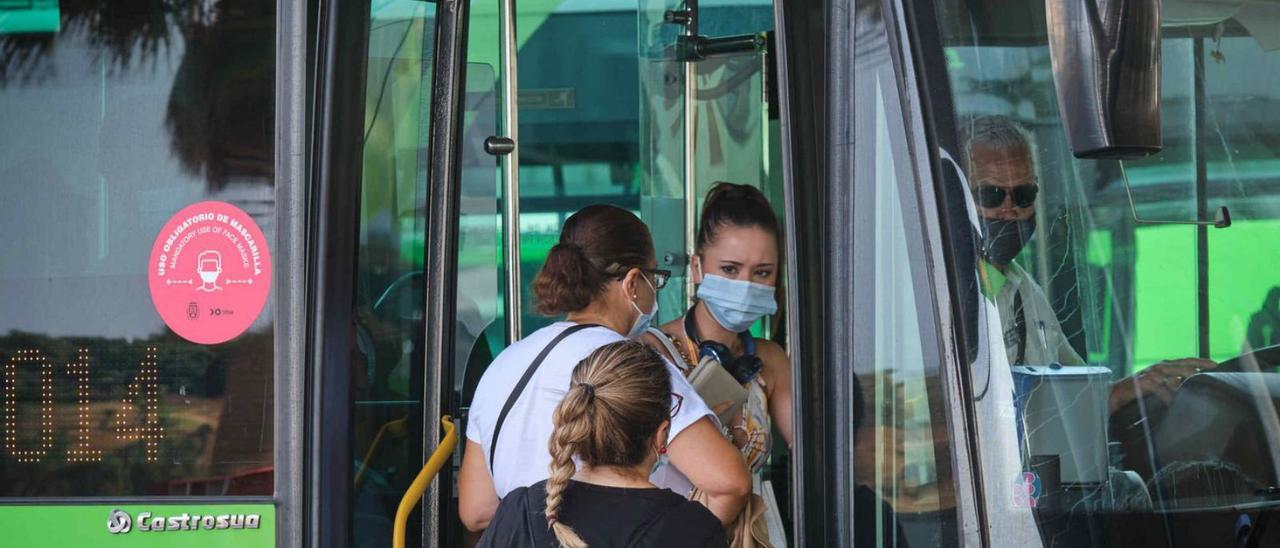 Usuarios a punto de subirse a la guagua en el Intercambiador de Transportes de Santa Cruz.