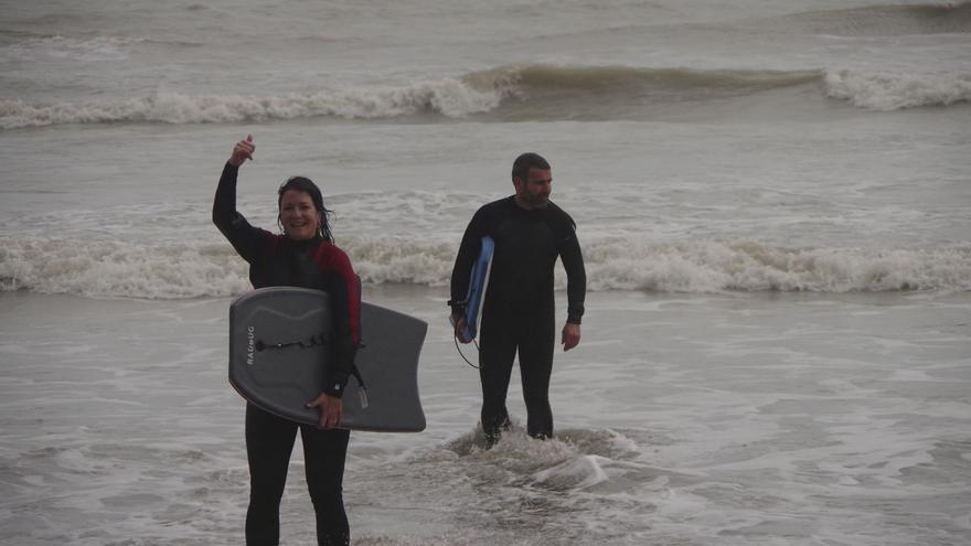 Benicàssim surfea el temporal: olas de dos metros y medio de altura