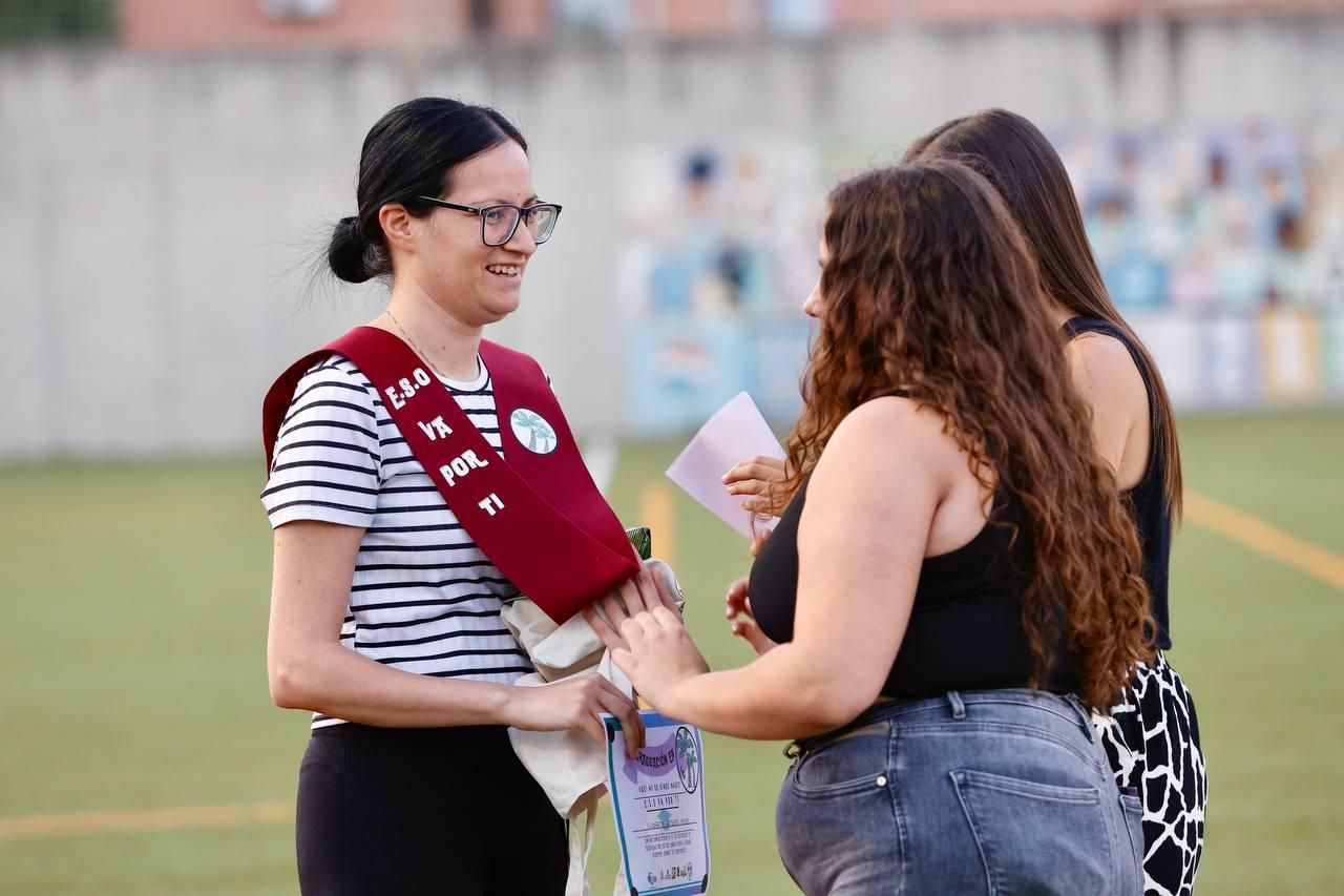 Las Palmeras homenajea a catorce estudiantes