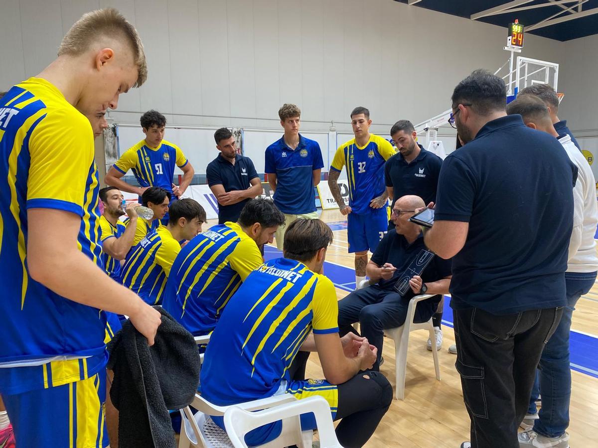 Los jugadores del Alginet atienden de las instrucciones del técnico en una pausa.