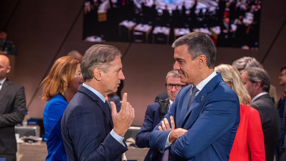 Pedro Sánchez, presidente del Gobierno, conversa con Antony Blinken, Secretario de Estado de los Estados Unidos