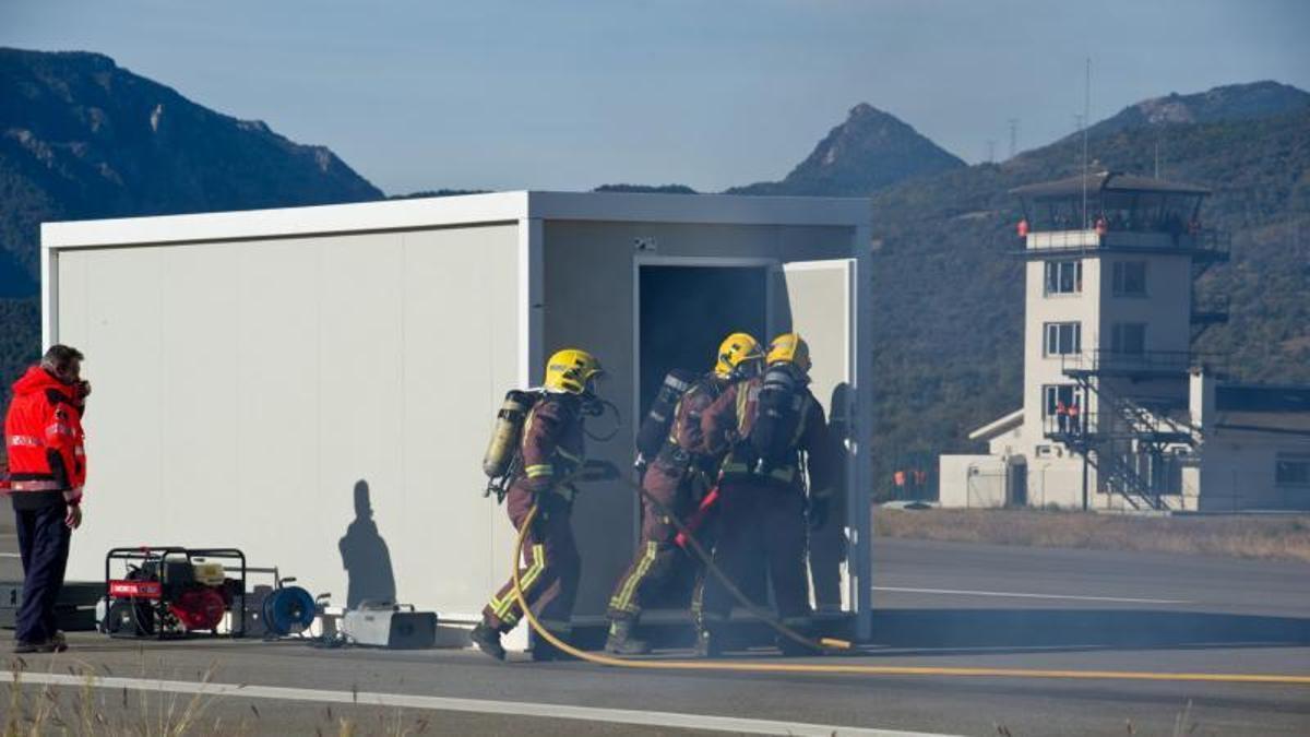 Bombers de la Seu d'Urgell participant en un simulacre a l'aeroport