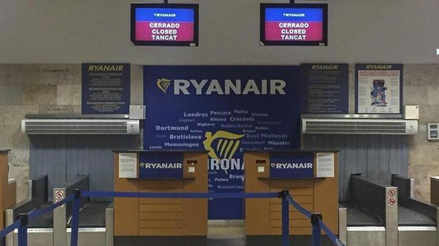 Ryanair cierra sus bases en Canarias sin entregar la carta de despido a sus trabajadores