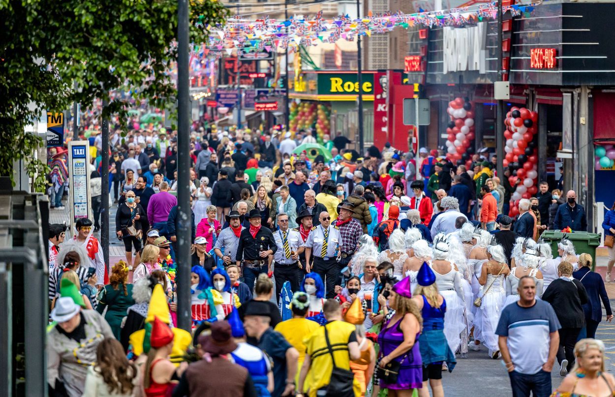 Los británicos desafían a la lluvia y celebran su "Fancy Dress Party" en Benidorm