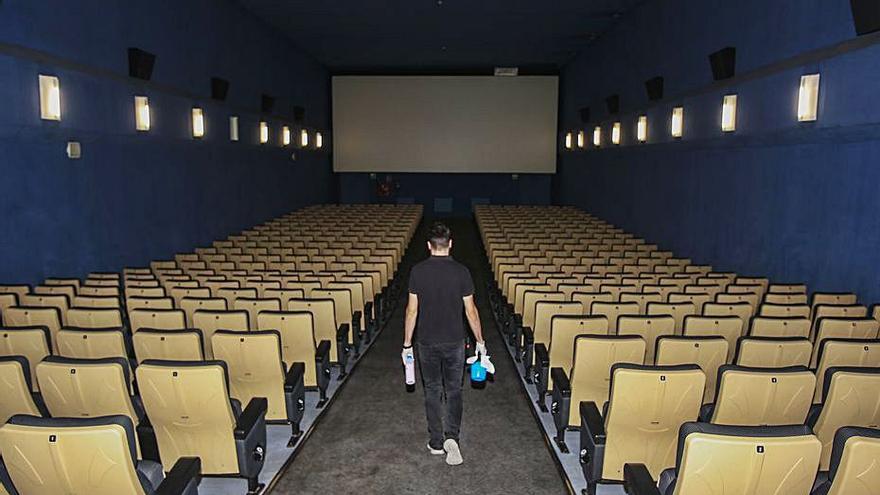 Un empleado en una sala de los cines Aana de Sant Joan. | MANUEL R. SALA