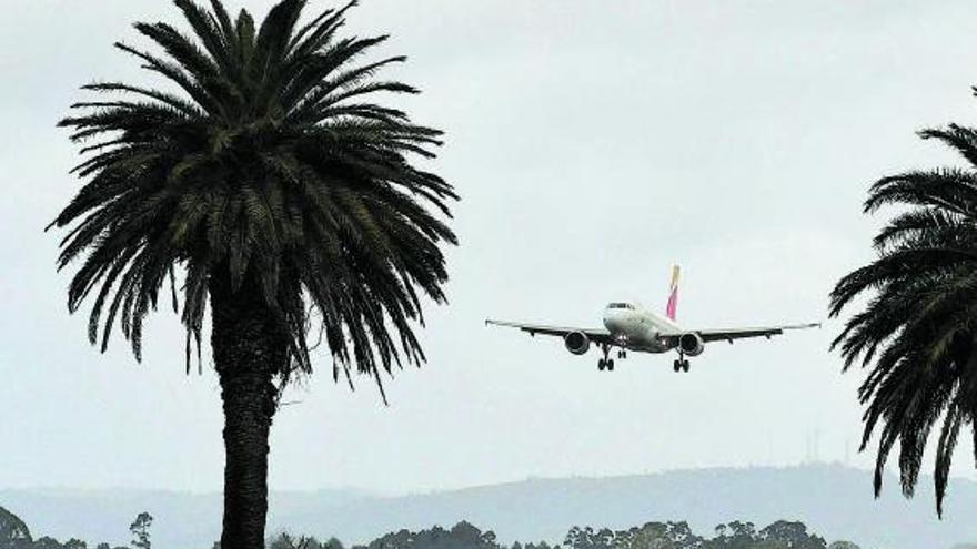 Un avión sobre el aeropuerto de Alvedro.   | // CARLOS PARDELLAS