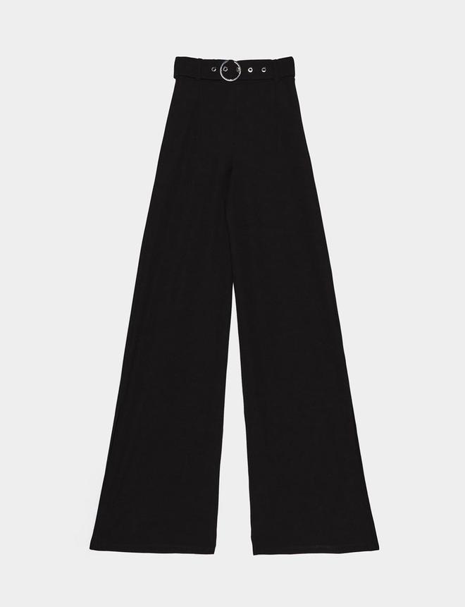 Pantalones de tiro alto con campana de Bershka (Precio: 19,99 euros)