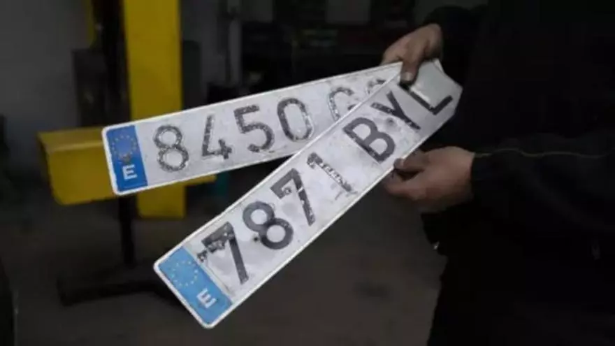 Esto es lo que deberías hacer si se te rompe la matrícula del coche
