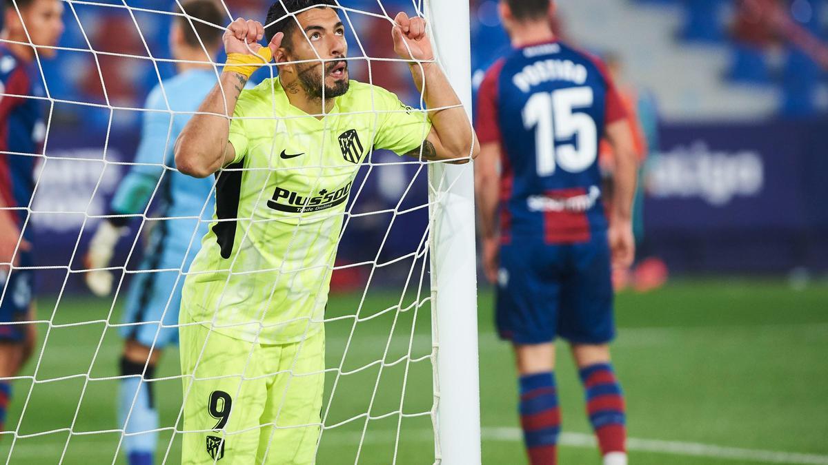 Luis Suárez se lamenta tras una ocasión fallada