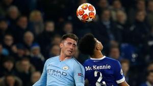 Aymerich Laporte pelea un balón en el Schalke - Manchester City