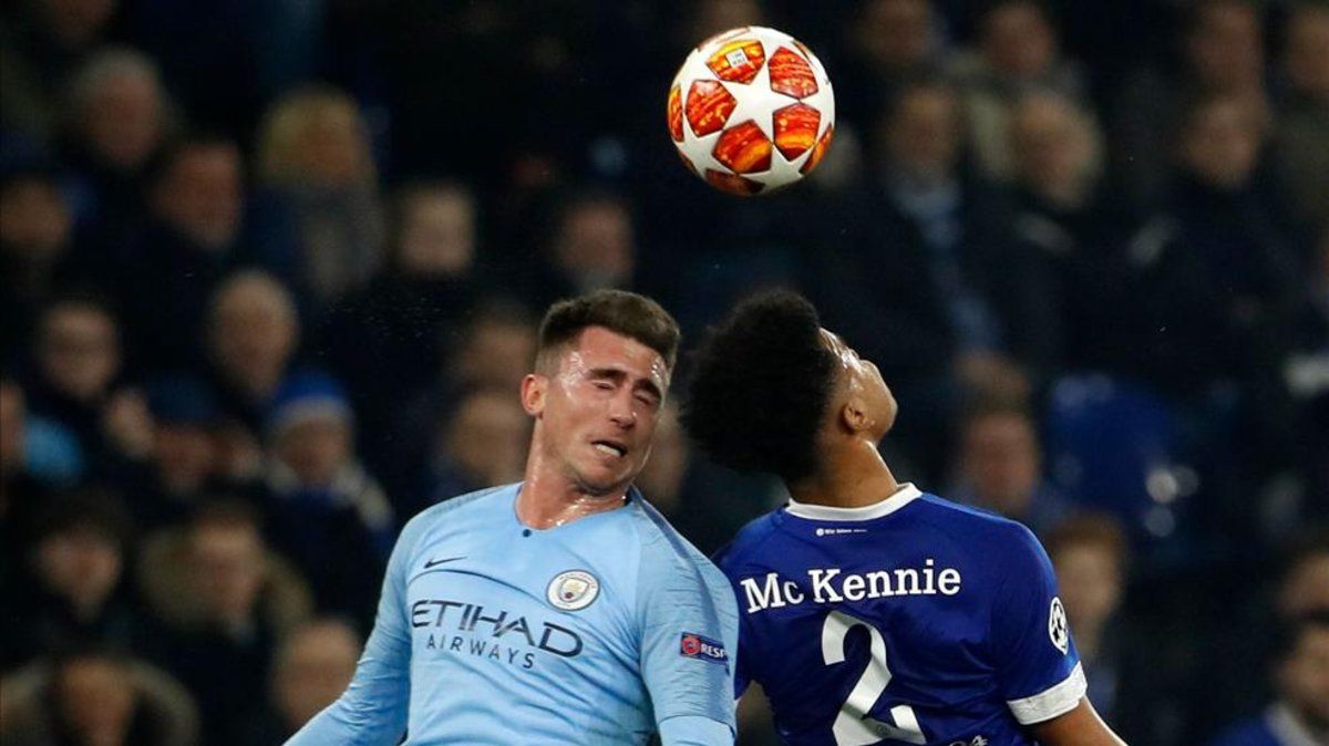 Aymerich Laporte pelea un balón en el Schalke - Manchester City