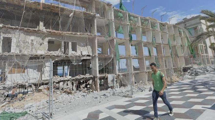 El esqueleto del hotel de Arenales al descubierto y a la espera de las obras de la demolición que acaba de ordenar el Estado.