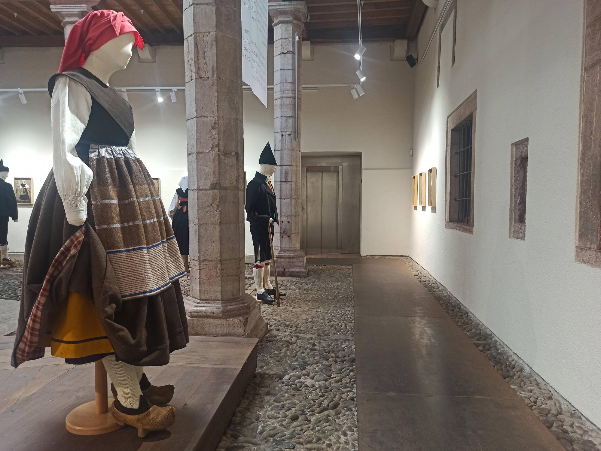 EN IMÁGENES | Así es la exposición "El vistir" sobre el traje tradicional asturiano