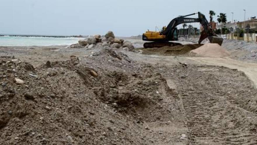 Almassora comienza la aportación de gravas en la playa de Benafelí con 10.000 toneladas de material