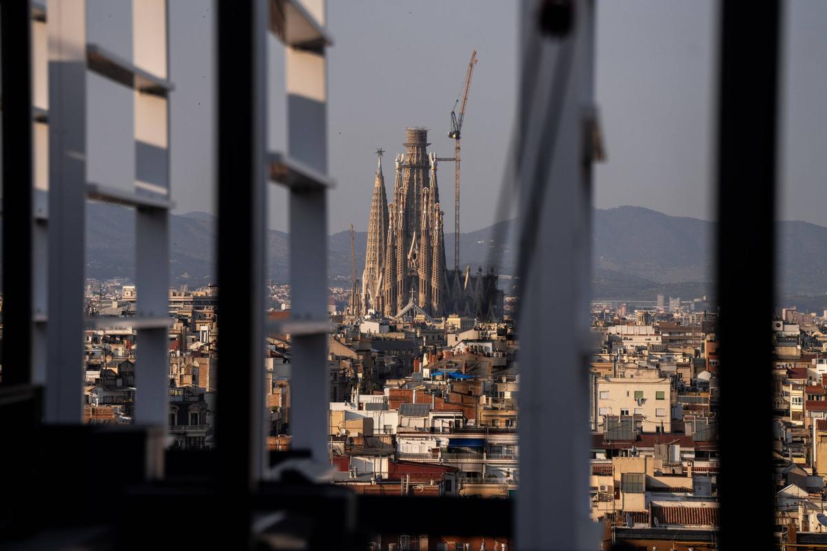 BARCELONA 19/06/2025 Barcelona. Vistas de barcelona desde la torre Estel. Fiesta con invitados a la inauguración del edificio Estel, con el alcalde Jaume Collboni. FOTO de ZOWY VOETEN