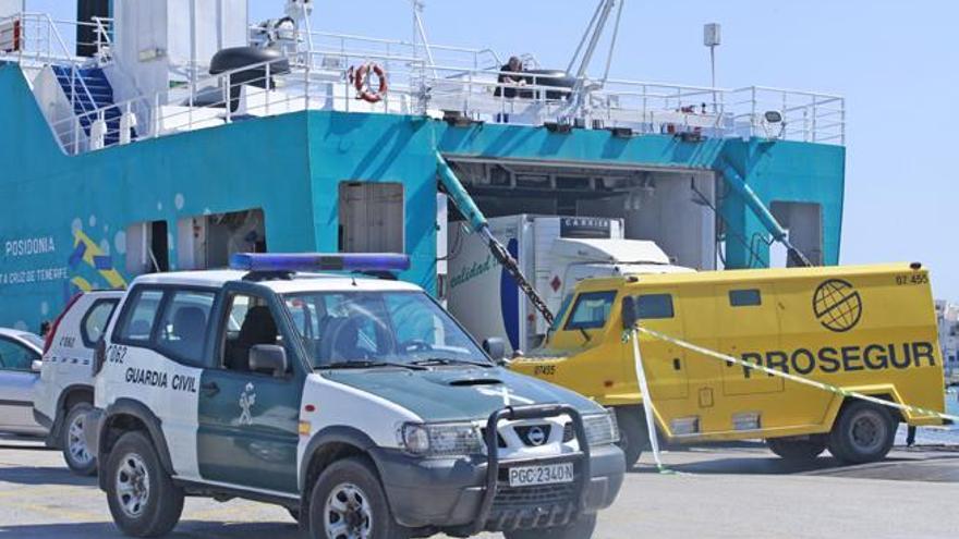 Un coche del instituto armado junto al furgón de Prosegur, ya en tierra, en el puerto de Vila.