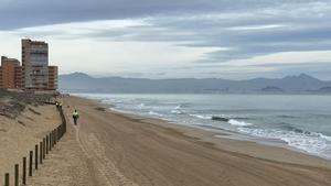 Playa de los Arenales en una imagen reciente.