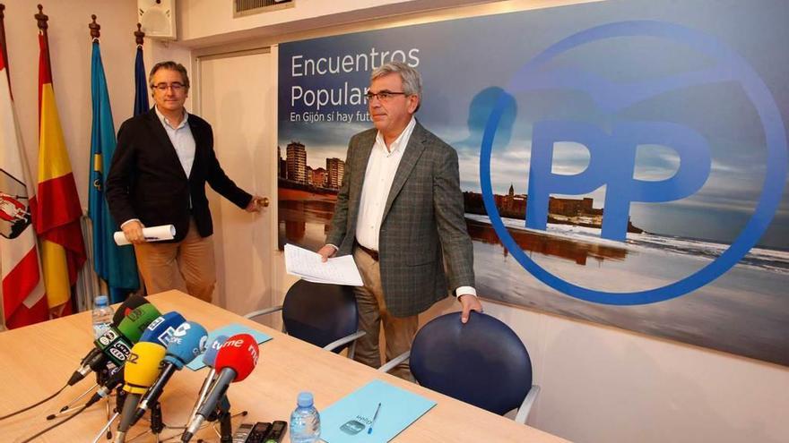 Pablo González y Mariano Marín, ayer, saliendo sonrientes a la sala de prensa del PP de Gijón.