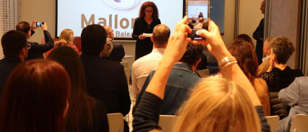 Catalina Cladera durante su discurso en el Meliá White House, en Londres.  | CONSELL