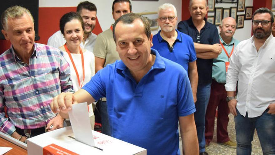 José Luis Ruiz Espejo deposita su voto.