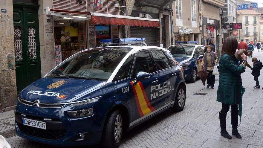Efectivos de la Policía Nacional de Pontevedra durante un operativo en la ciudad del Lérez. // Rafa Vázquez