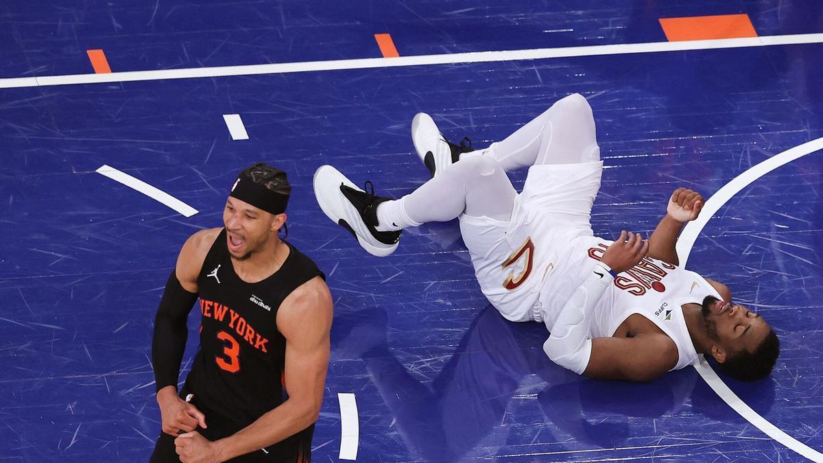 Josh Hart celebra con Donovan Mitchell en el suelo.