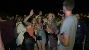 Botellón en la playa de la Barceloneta.