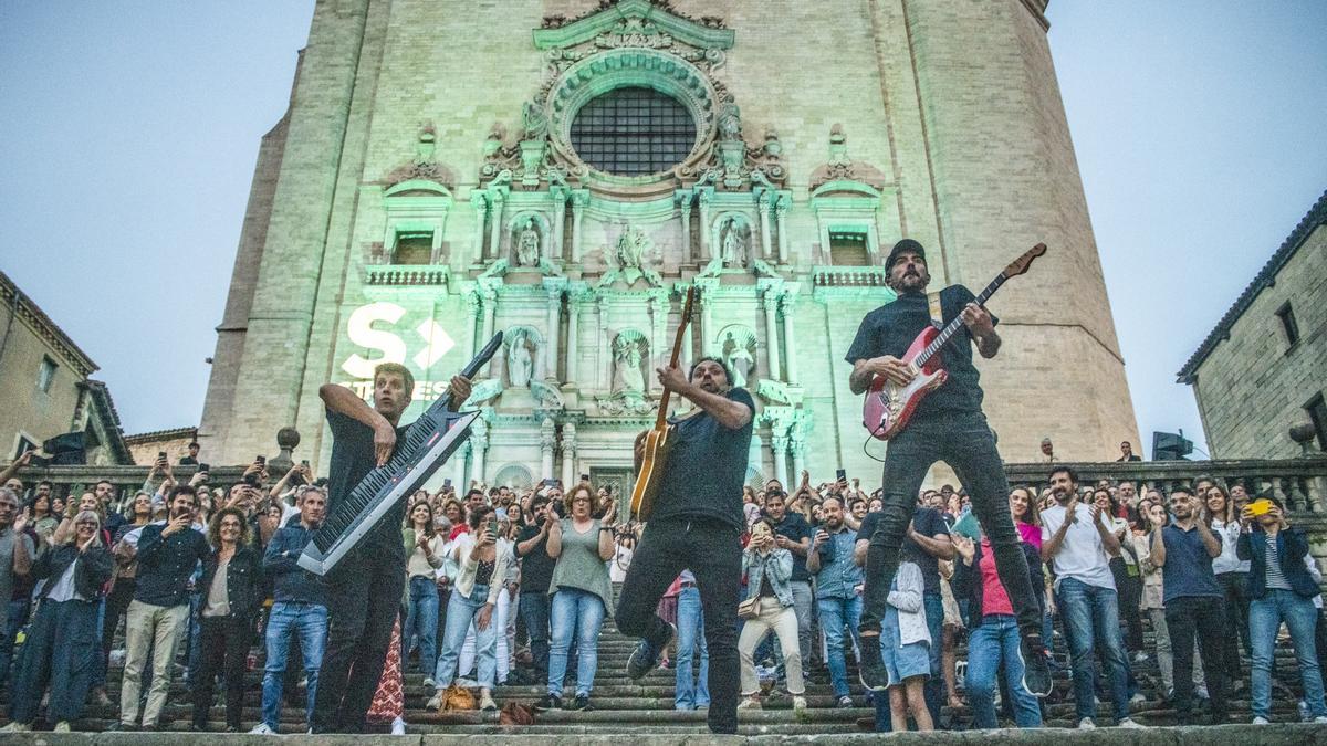Els Amics de les Arts tanquen Strenes a les escales de la Catedral de Girona