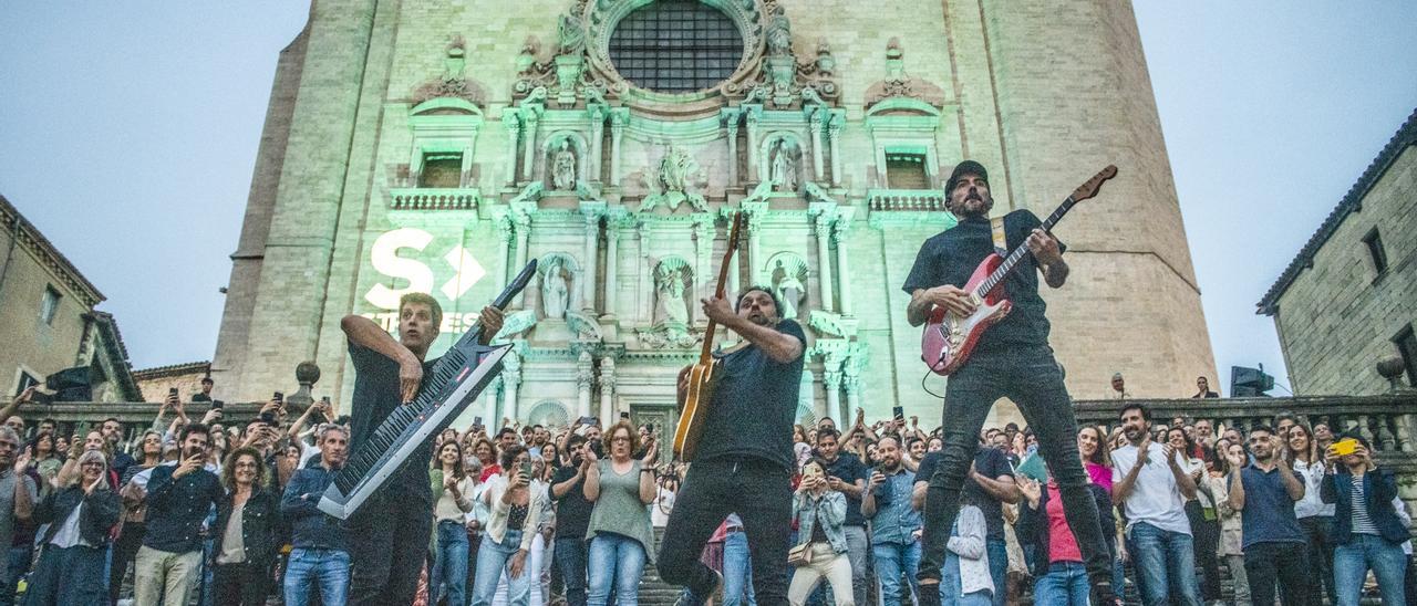 Els Amics de les Arts tanquen Strenes a les escales de la Catedral de Girona