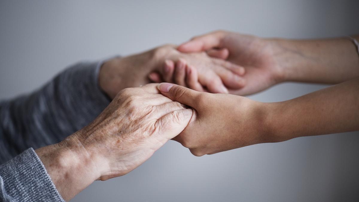 "Me martiriza la culpa por dejar sola a mi madre cuidando a mi padre con Parkinson"