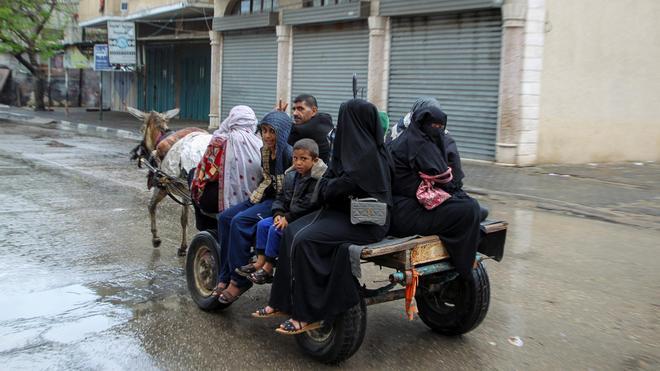 Ciudadanos abandonan las zonas del este de Rafah, después de que los militares israelís empezaran a evacuar a los civiles palestinos de la zona.